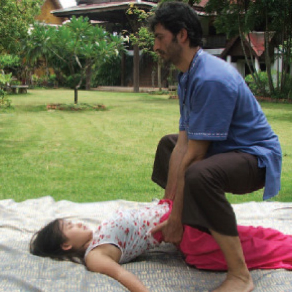 POSIZIONE SIRSHAPADA BHUMI SPARSHASANA